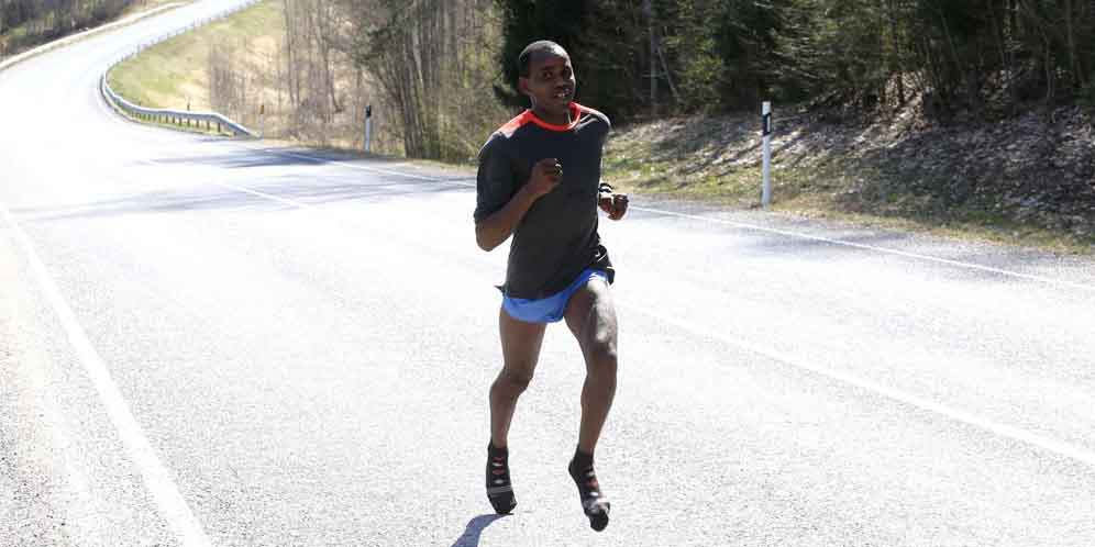 Pria Ini Juara Lomba Lari 23 Km Cuma Pakai Kaus Kaki thumbnail
